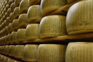 Scopri di più sull'articolo Buono e sano. Il Parmigiano Reggiano mette in mostra le proprie qualità. Il Metodo Nutriceutica lo consiglia?